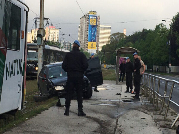 Automobil se zabio u tramvajsku stanicu