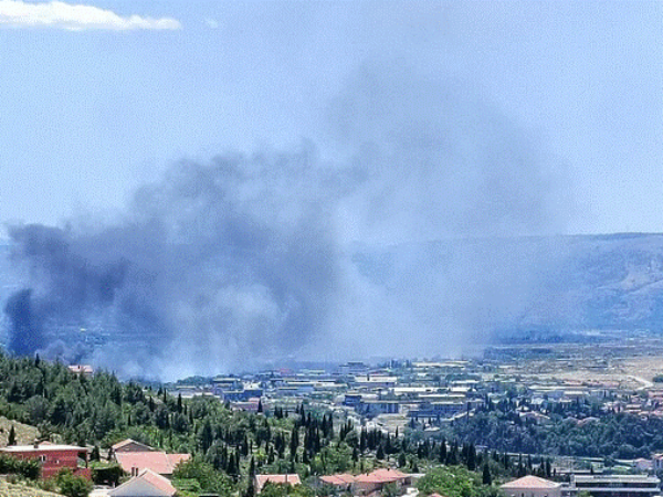Veliki požar koji je izbio na jugu Mostara prijeti poslovnim objektima i benzinskoj pumpi