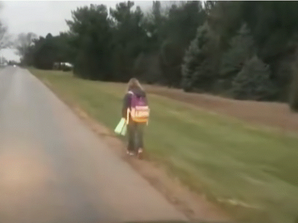 Otac natjerao kćerku da pješači do škole 8 km po kiši