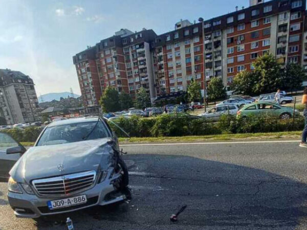 Mercedes uništen u Zenici