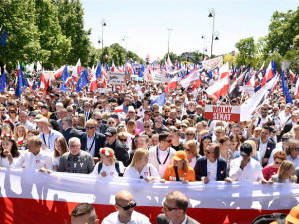 Stotine hiljada demonstranata u Varšavi