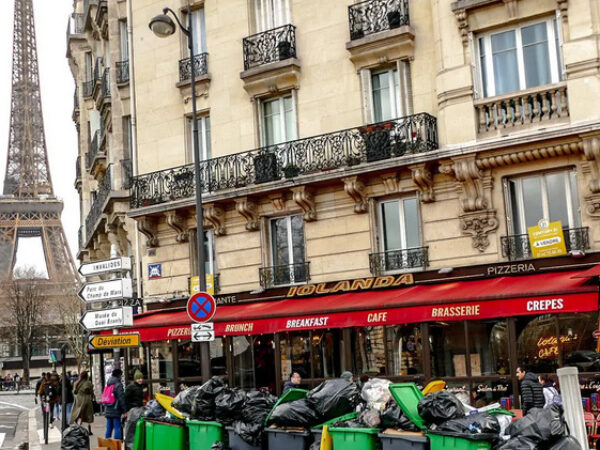 Pariz Ulice su zatrpane tonama smeća