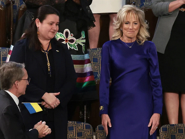 Prva dama SAD-a tokom govora na Capitol Hillu detaljem na haljini odala počast Ukrajincima