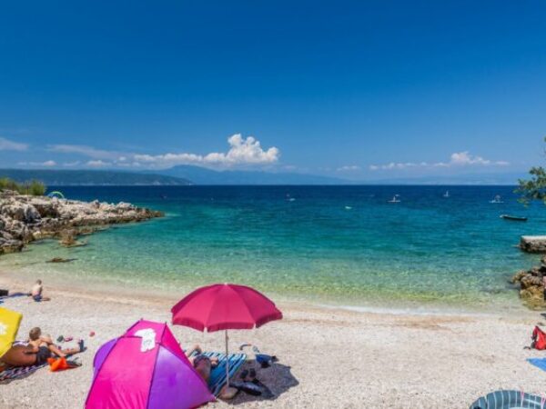 Na plaži možete iznajmiti efektne suncobrane i ležaljke koji će vam pružiti potreban hlad