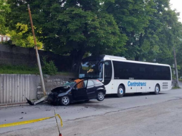 Stravična nesreća u Varešu: Poginuo vozač Forda u sudaru sa autobusom