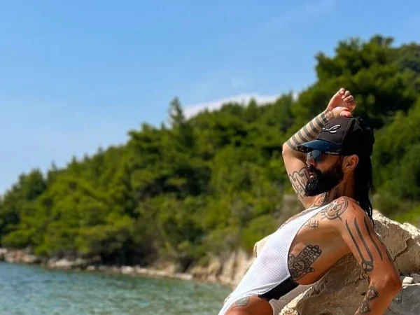 Božo Vrećo u kupaćem kostimu pozirao na Djevičanskoj plaži pa pokazao brojne tetovaže
