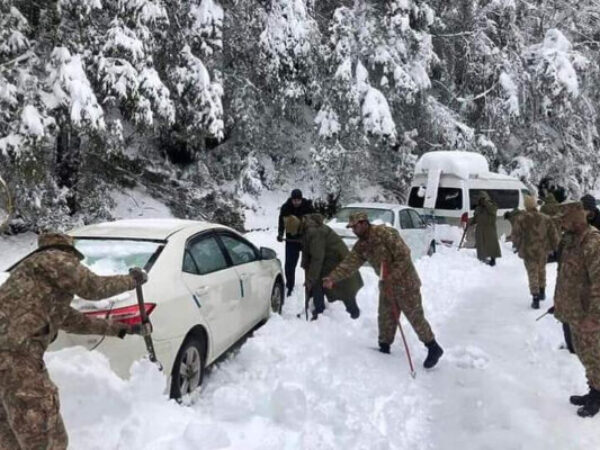 Snježno nevrijeme u Pakistanu zarobilo više od 1.000 vozila
