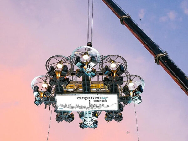 Džakarti otvoren restoran koji visi u zraku na 50 metara visine