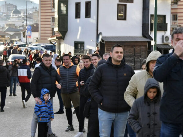 Sarajevo: Građani čekali u redovima kako bi kupili somune