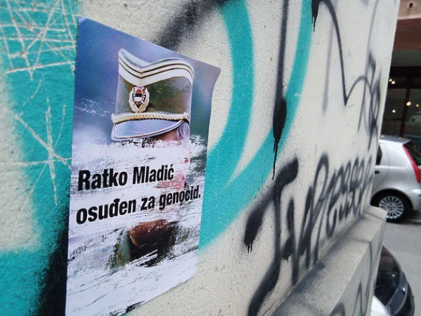 U centru Beograda osvanule naljepnice s natpisom "Ratko Mladić osuđen za genocid"