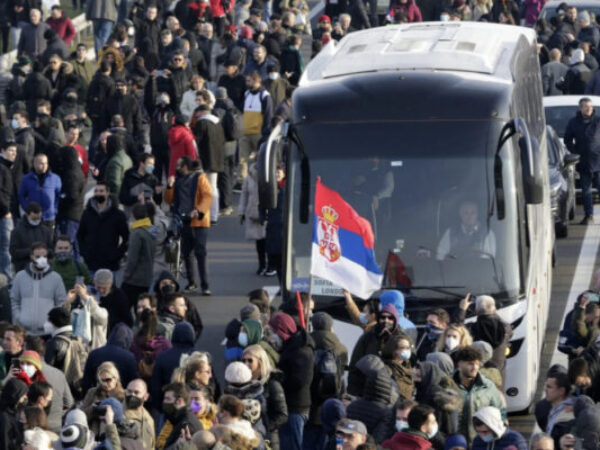 Građani koji su se danas okupili i blokirali saobraćajnice u Beogradu