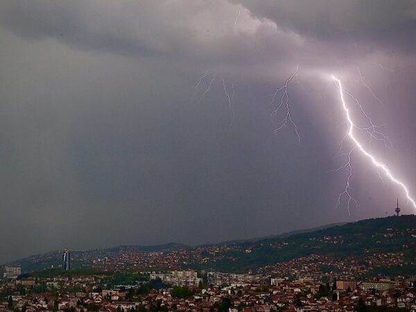 Olujno nevrijeme budilo Sarajlije tokom noći: I za danas najavljene slične vremenske (ne)prilike