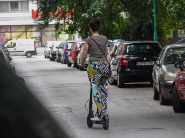 Policija u Sarajevu kažnjava vozače romobila koji voze trotoarom