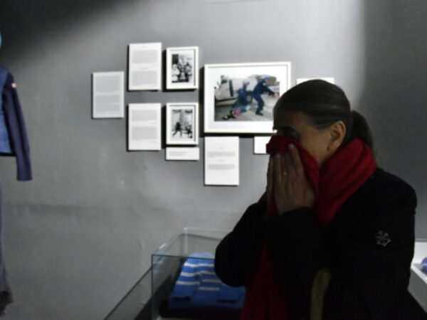 Suze majke Nermina Divovića nakon što je na otvaranju izložbe vidjela njegov džemper