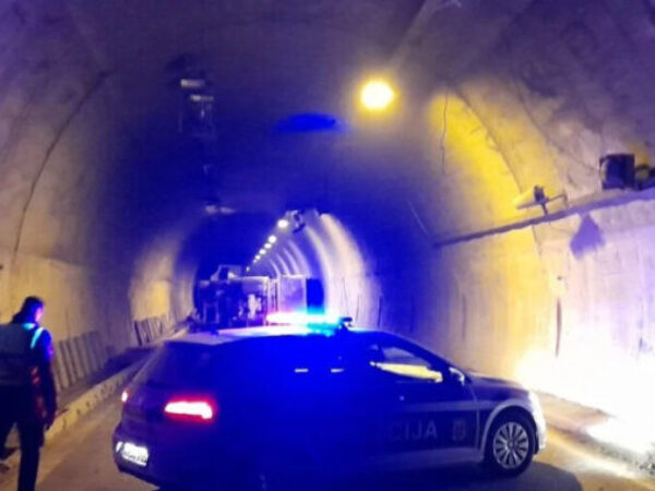 Vozač povrijeđen nakon prevrtanja kamiona u tunelu Ivan, saobraćaj obustavljen
