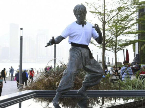 Statua Bruce Leeja nosi majicu u nadi da će podstaći turizam u Hong Kongu
