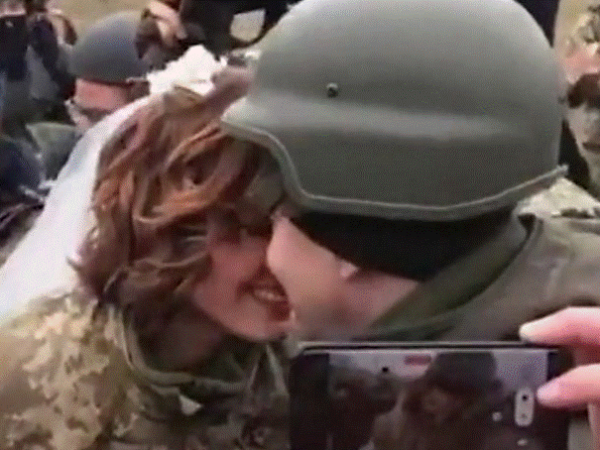 Ukrajinski par se vjenčao u vojnom stilu na kontrolnom punktu