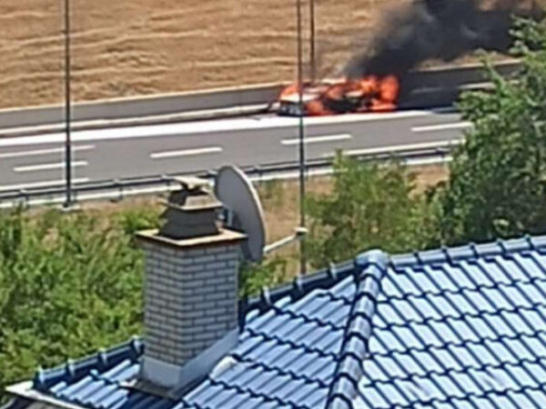 Na autoputu kod Banje Luke zapalio se automobil u kojem je bila majka s djecom