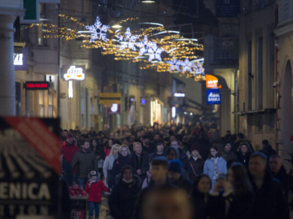 Ulice Sarajeva u novogodišnjoj noći preplavili gosti