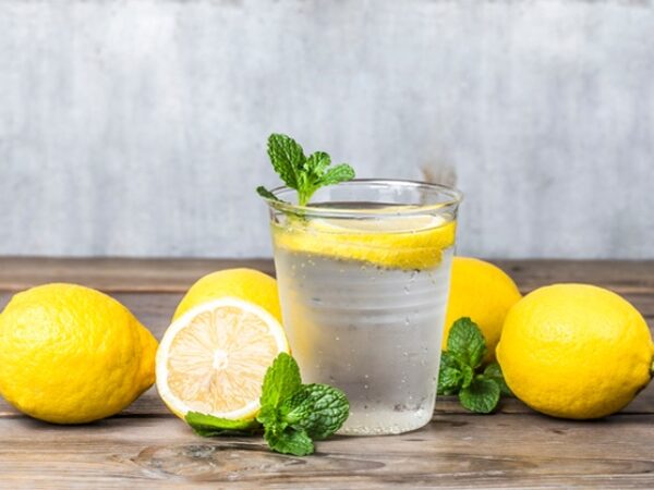 Inače, voda s limunom jedan je od načina za unošenje potrebne količine C vitamina i za povećanje hidratacije.