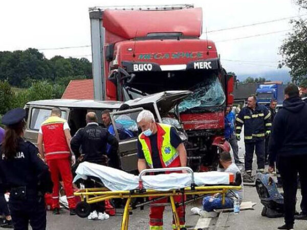 U stravičnom sudaru kamiona i kombija kod Kiseljaka jedna osoba poginula