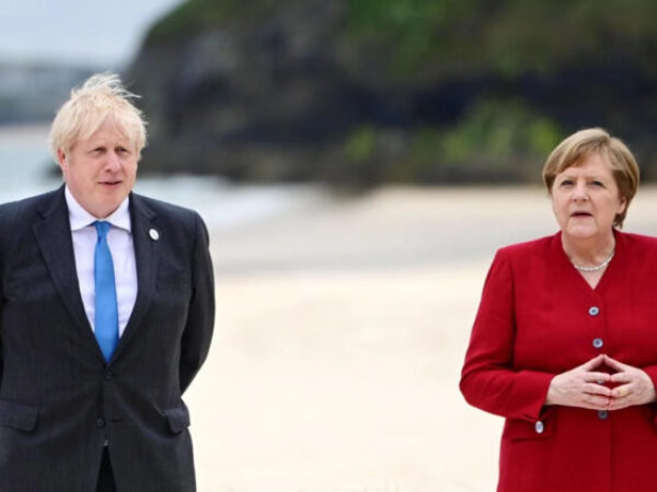Samit G7 otvoren dodirivanjem laktova na engleskom pijesku