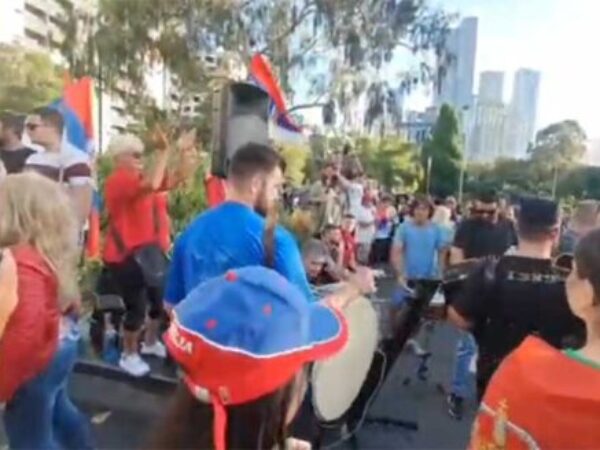 Srbi okupirali Melburn: Veselje i kolo ispred hotela u kojem je Novak