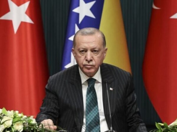 Erdogan razgovarao s Putinom i poručio mu da se mora dogovoriti prekid vatre u Ukrajini