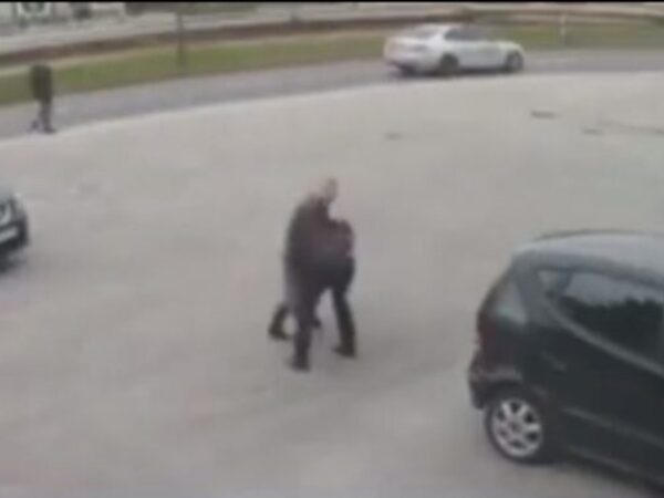 Žena tuče muškarca na parkingu - tvrde da je snimak nastao u Sarajevu?