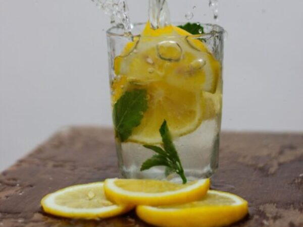 Može li ispijanje tople vode s limunom ojačati vaš imunitet
