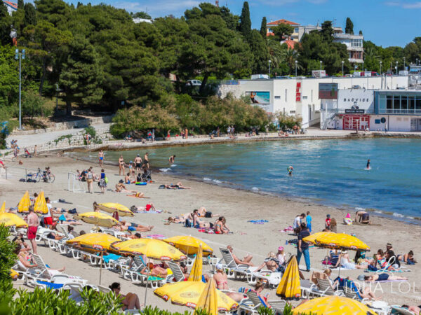 Dvije kafe i vode na plaži u Splitu nevjerovatnih 25 KM