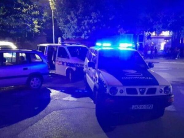 Iz policije su naveli da je Policijskoj stanici Bijeljina u 18.10 sati prijavljeno da je osoba izbodena u ugostiteljkom lokalu u Račanskoj ulici.