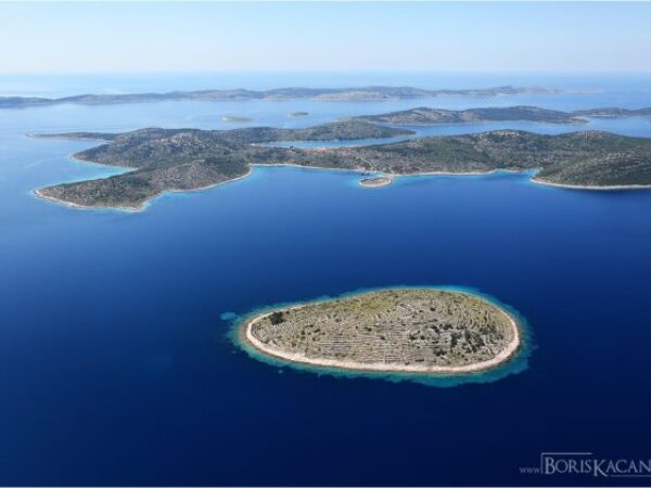 Danas, ovo malo ostrvo je pod zaštitom UNESCO-a i služi kao svjedočanstvo jedne historije