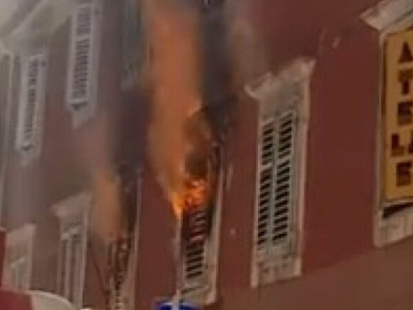 Požar je izbio u jednom stanu te je zahvatio još nekoliko stanova i poslovnih prostora te potkrovlje
