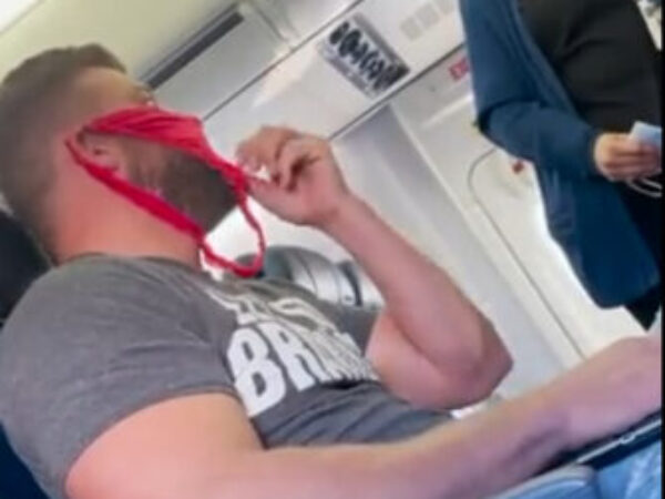 Muškarac izbačen iz aviona jer je preko lica nosio - tange