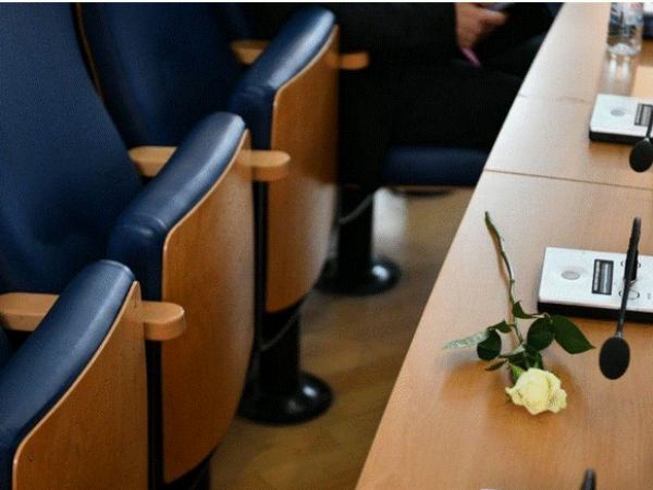 Emotivan trenutak u Skupštini KS: Na mjestu gdje je sjedila Segmedini ostavljena ruža