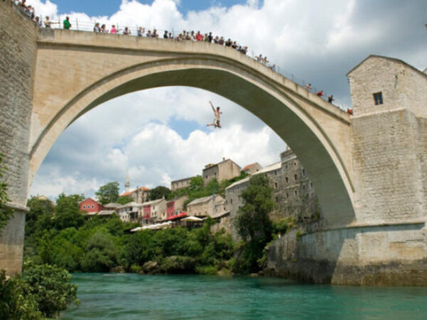 Danas 455. tradicionalni skokovi sa Starog mosta