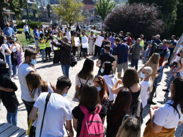 Veliki broj studenata na ulicama Sarajeva, poručuju: "Studenti, a ne klijenti!"