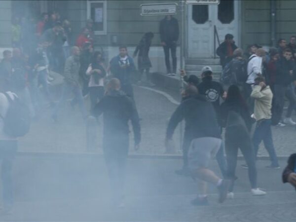 Policija u Ljubljani vodenim topom i suzavcem rastjerala demonstrante