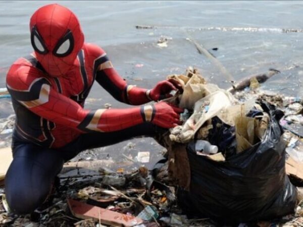 U kostimu superheroja čisti obalu os smeća