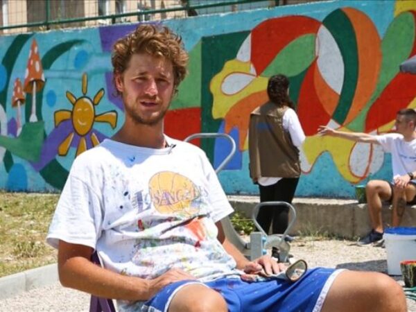 Svjetski dan izbjeglica: Bh. umjetnik Rikardo Druškić naslikao mural u izbjegličkom centru Salakovac