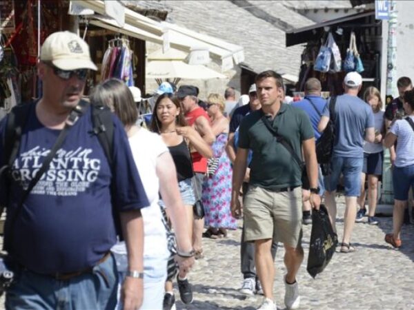 U starom dijelu grada primjetan je veliki broj turista koji se vraćaju u grad na Neretvi.