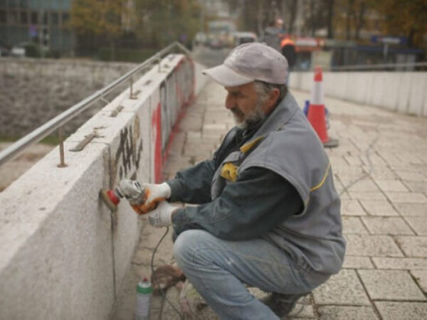 Uklanjanje grafita naložila je Gradska uprava Grada Sarajeva, a gradonačelnica Benjamina Karić