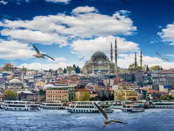 U odmaralištu Marmarisu, smještenom na jugozapadnoj obali Turske, hotelijer Mustafa Deliveli priprema se za ljeto za koje strahuje da bi moglo "potopiti" turizam.