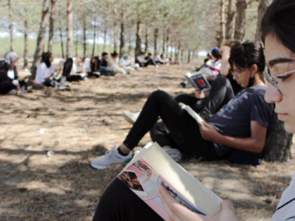 Turski srednjoškolci vrijeme provode u šumi čitajući knjige