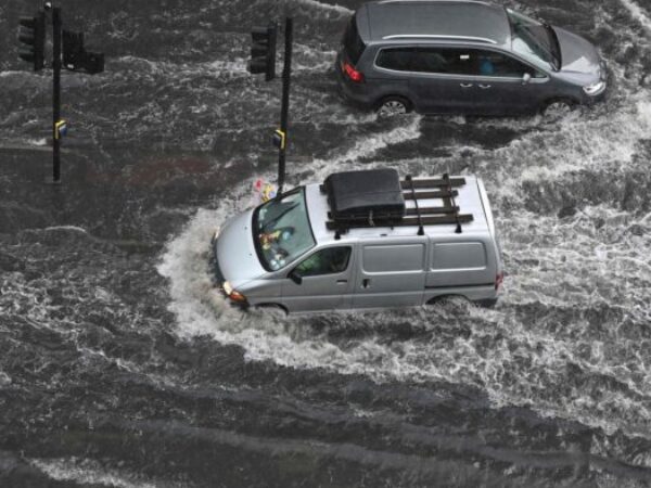Poplave i u Londonu: Ceste i podzemne stanice pod vodom