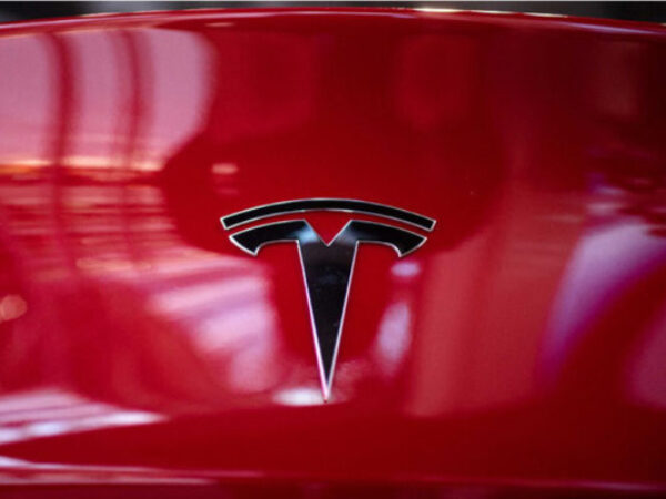 Američki proizvođač električnih automobila Tesla povući će 475 hiljada vozila