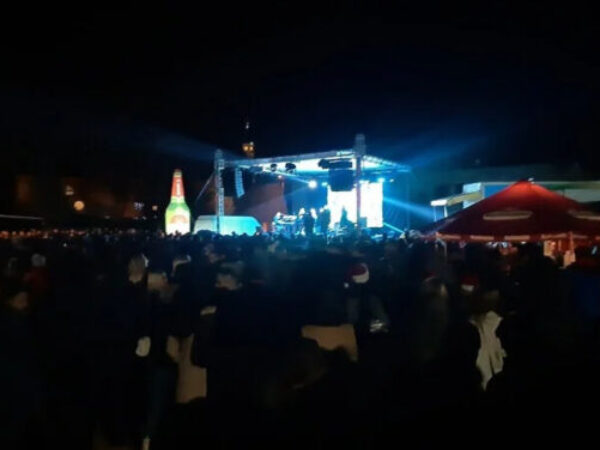 U Mostaru hiljade građana uz muziku i veselje čeka novu godinu