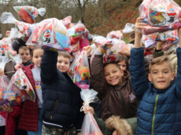 Djeca iz Potočara dobila paketiće i po 20 KM