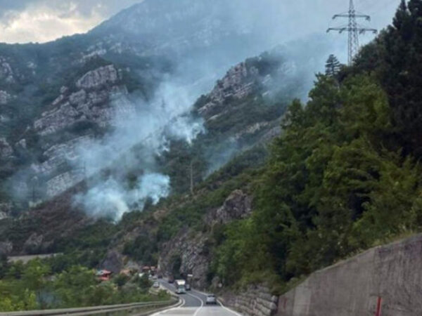 Požar kod Jablanice: Vatru gasi i helikopter Oružanih snaga BiH